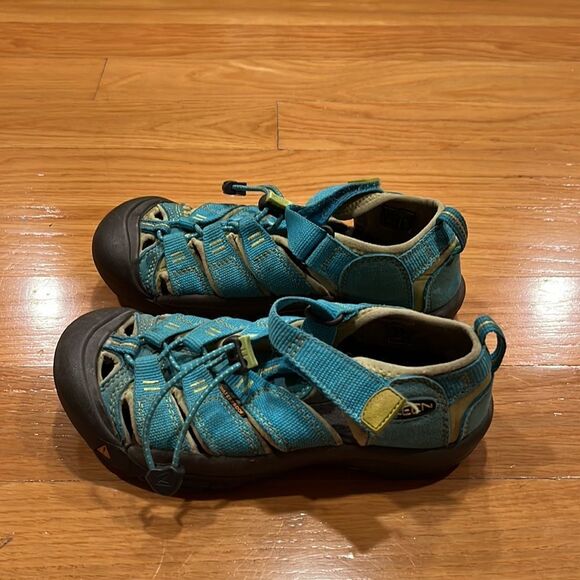 KEEN  Sandals size 2 - Picture 4 of 6